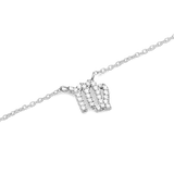 おとめ座のモチーフをあしらったクリスタルペンダントとシルバーチェーンを斜めから捉えた、Crystal Zodiac Chain Necklace Silverの接写画像です。爪留めされたクリスタルがおとめ座のシンボルを繊細に表現し、白い背景の中で澄んだ輝きを放っています。