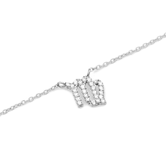 おとめ座のモチーフをあしらったクリスタルペンダントとシルバーチェーンを斜めから捉えた、Crystal Zodiac Chain Necklace Silverの接写画像です。爪留めされたクリスタルがおとめ座のシンボルを繊細に表現し、白い背景の中で澄んだ輝きを放っています。