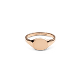 Daniel Wellington Classic Mini Signet Ring Rose Goldの正面画像。フラットに磨き上げられた楕円形のフェイスが特徴のローズゴールドのミニシグネットリングです。リング部分はフェイスに向かってなめらかに広がるコンパクトなデザインとなっています。