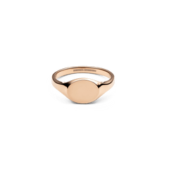 Daniel Wellington Classic Mini Signet Ring Rose Goldの正面画像。フラットに磨き上げられた楕円形のフェイスが特徴のローズゴールドのミニシグネットリングです。リング部分はフェイスに向かってなめらかに広がるコンパクトなデザインとなっています。