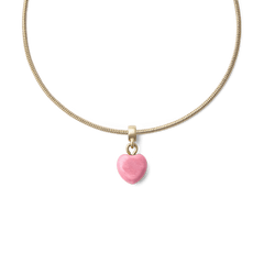 ゴールドのスネークチェーンに通した**Rhondonite Heart Gold Charm**のスタイリング例です。やわらかなピンクのロードナイトがチェーンの中央で揺れ、デコルテにさりげないアクセントを添えます。