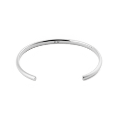 Arch Cuff Silver 6mmを内側から捉えたアングルの写真です。カフの内側中央には、控えめにDaniel Wellingtonのロゴが刻印されており、外側はロゴのないクリーンな仕上がりが特徴となっています。