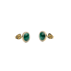 Audrey Earrings Malachite Goldを斜めから撮影した商品写真です。ドーム型のマラカイトに浮かぶ緑の縞模様と、その周囲を彩るキュービックジルコニアのヘイロー、そしてバタフライキャッチの背面が確認できます。