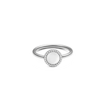 ダニエルウェリントン Audrey Ring Mother of Pearl Silverの正面画像。ドーム型のマザーオブパールを中央に配し、ホワイトキュービックジルコニアのヘイロー（光輪）セッティングが細身のシルバーリングを彩ります。