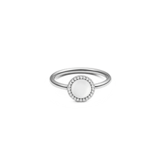 ダニエルウェリントン Audrey Ring Mother of Pearl Silverの正面画像。ドーム型のマザーオブパールを中央に配し、ホワイトキュービックジルコニアのヘイロー（光輪）セッティングが細身のシルバーリングを彩ります。