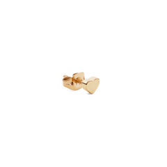 ダニエルウェリントン Heart Stud Goldを横から撮影した画像です。バタフライキャッチとポリッシュ仕上げのハートモチーフの立体感がご確認いただけます。
