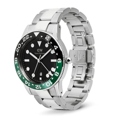 ダニエルウェリントン Iconic GMT Link Black Green Ceramic Bezel Silverを横から撮影した画像です。ブラックからグリーンへとグラデーションを描くセラミックベゼルの色合いや、ブラッシュ仕上げのリンクブレスレットに刻まれた「STAINLESS STEEL」の刻印、両サイドプッシュ式のバタフライバックルのディテールが確認できます。