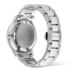 Iconic GMT Link Black Blue Ceramic Bezel Silverの裏蓋をご覧いただけます。ブラッシュ仕上げのステンレススチール製裏蓋には、Daniel Wellingtonのロゴとシリアルナンバーが刻印されています。また、三連リンクブレスレットのバタフライバックルの構造も確認できます。