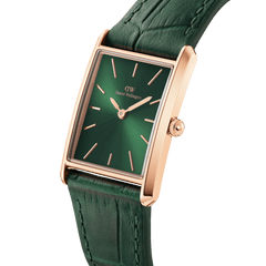 Bound Crocodile Emerald Sunray Rose Goldのダイヤルをクローズアップした画像です。エメラルドグリーンのサンレイ仕上げが中心から放射状に輝き、ローズゴールドのバーインデックスや針との美しいコントラストを際立たせています。