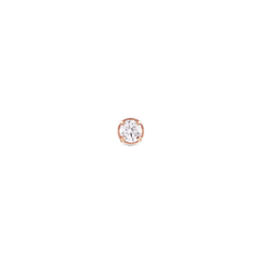 ダニエルウェリントン Crystal Stud ローズゴールドピアスの正面クローズアップ。ローズゴールドの爪留めにセットされたキュービックジルコニアが、透明感のある輝きを放つ一粒スタッドピアスです。