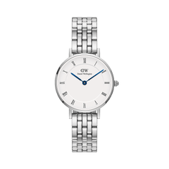 Daniel Wellington Petite Roman Numerals 5-Link Silverの商品画像です。ホワイト文字盤にローマ数字のインデックスとブルースチールの針をあしらった28mmのシルバーケースに、ポリッシュとサテン仕上げの5リンクブレスレットを組み合わせた女性向け腕時計です。