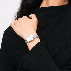 ブラックのリブニットに合わせたQuadro Roman Numerals Sterlingの着用シーンです。コンパクトなレクタンギュラーケースとシルバーメッシュストラップが手首にしなやかにフィットし、ブルースチールの針が上品に映えます。