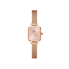 Daniel Wellington Quadro Mini Melrose Blushの正面画像です。ローズゴールドのスクエアケースにピンクのサンレイ文字盤、ローズゴールドのメッシュストラップを合わせたミニサイズの女性向け腕時計です。