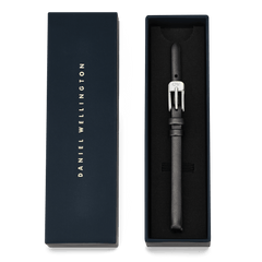 Daniel Wellington Pressed Sheffieldのストラップが、専用ギフトボックスに収められた状態です。ネイビーのボックスにはブラックレザーストラップが丁寧にセットされており、贈り物にもぴったりのパッケージとなっています。