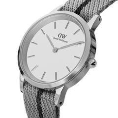Iconic NATO Grey/Blackを斜めアングルからクローズアップで撮影。オフホワイトの文字盤にシルバーのバーインデックスと針、リューズの細部まで鮮明に捉えています。また、あや織りナイロン製NATOストラップの織り目もはっきりと確認できます。