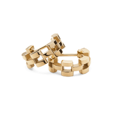 Daniel Wellingtonの3-Link Earringsは、ゴールドのフープピアスです。ウォッチストラップのリンク構造をイメージした3連リンクモチーフが、光を受けて美しい陰影を作り出します。