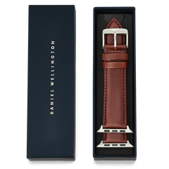 Daniel Wellington専用ボックスに収められたSmartwatchレザーストラップ St Mawesの全体画像です。ネイビーカラーのギフトボックスと、ブラウンのレザーストラップが並んでいます。ストラップのステッチやシルバーのApple Watch用アダプターも確認できます。