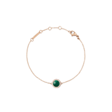 Daniel Wellington Audrey Bracelet Malachite Rose Goldは、ローズゴールドの細身チェーンの中央に、ホワイトキュービックジルコニアのヘイローで囲まれたドーム型マラカイトをあしらったブレスレットです。濃淡のある緑の縞模様が美しく映え、上品な輝きを添えます。サイズ調節リングとロブスタークラスプを備え、快適な着け心地を実現しました。