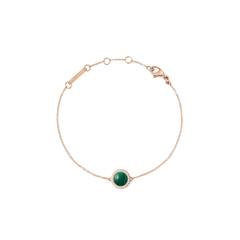 Daniel Wellington Audrey Bracelet Malachite Rose Goldは、ローズゴールドの細身チェーンの中央に、ホワイトキュービックジルコニアのヘイローで囲まれたドーム型マラカイトをあしらったブレスレットです。濃淡のある緑の縞模様が美しく映え、上品な輝きを添えます。サイズ調節リングとロブスタークラスプを備え、快適な着け心地を実現しました。