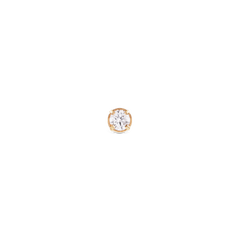 Daniel Wellington Crystal Stud Goldの正面クローズアップ。ゴールドの爪留めでセットされたラウンドカットのクリスタルが、透明感のある輝きを放つ一粒スタッドピアスです。