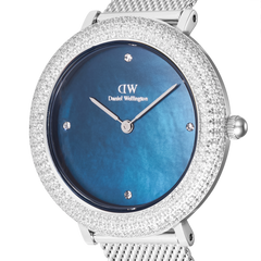 「Crystalline Bezel Sterling Blue」のダイヤル部分をクローズアップした画像です。ブルーマザーオブパールの濃淡による美しいグラデーションと、4つのクリスタルインデックス、そして262個のクリスタルがあしらわれたベゼルの繊細なディテールがご覧いただけます。