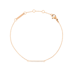Daniel Wellington Mirelle Eternity Bracelet Rose Goldの全体をご覧いただけます。細身のローズゴールドチェーンの中央には、ホワイトキュービックジルコニアを一列にあしらったバーのモチーフが配されています。ロブスタークラスプとアジャスターリングも確認できます。