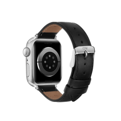 Daniel Wellingtonのスマートウォッチ用ブラックレザーストラップを装着したApple Watchの裏面を写した画像です。滑らかな本革の内側にはブラウンのライニングが施され、シルバーのピンバックルにはブランドロゴが刻印されています。