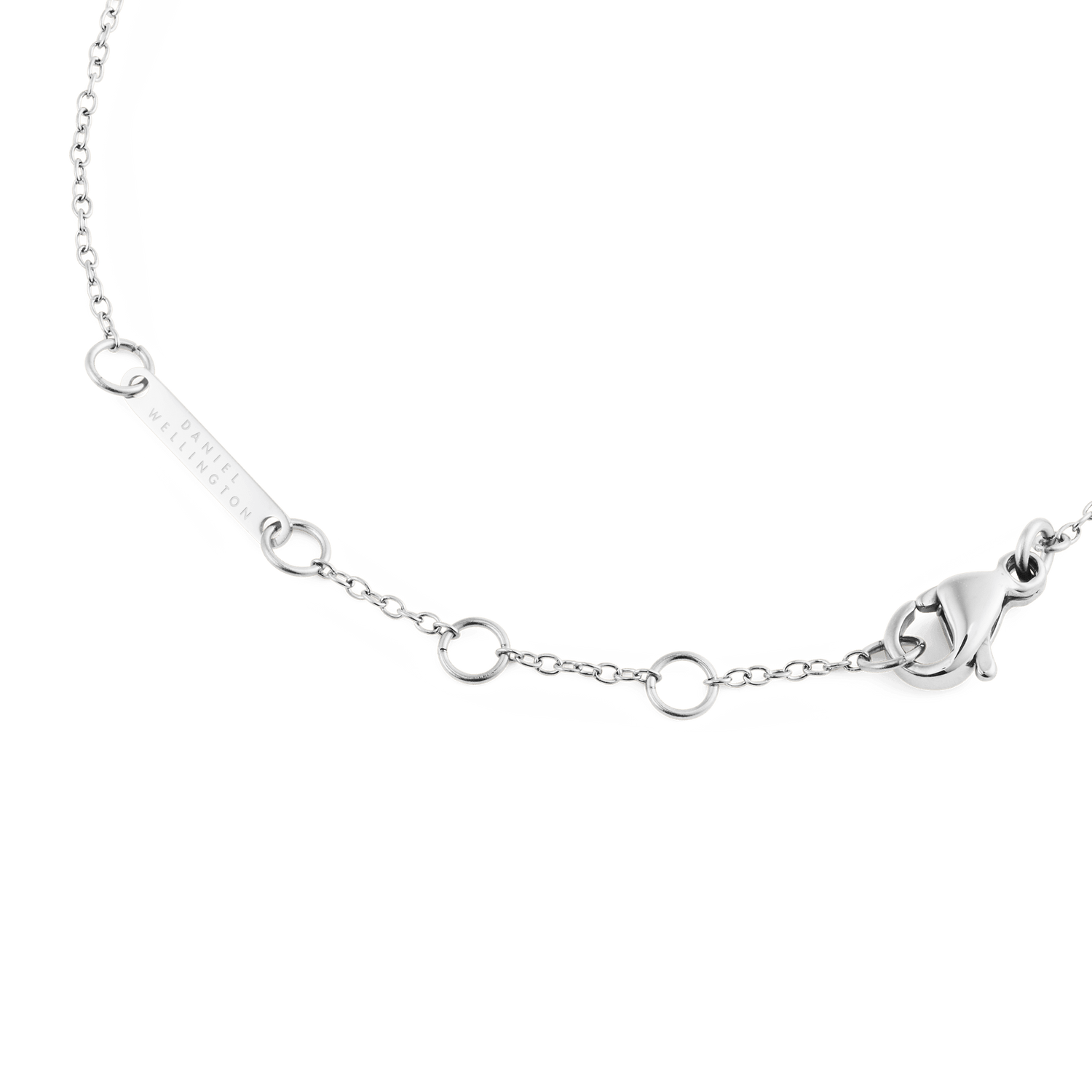 Mirelle Solitaire Bracelet Silverの留め具部分のディテールです。ロブスタークラスプとアジャスターチェーン、Daniel Wellingtonの刻印が入ったブランドプレートをご確認いただけます。