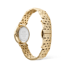 Petite Roman Numerals Date 5-link Goldのケースバック側から撮影した画像です。Daniel Wellingtonのロゴとシリアルナンバーが刻印された裏蓋と、ポリッシュ仕上げの5連ゴールドブレスレットの美しい連なりがご覧いただけます。