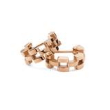 Daniel Wellingtonの3-Link Earrings ローズゴールドフープピアス。リンクモチーフが連なるコンパクトなデザインで、光を受けて美しい陰影を描きます。