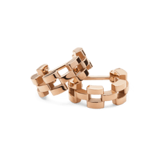 Daniel Wellingtonの3-Link Earrings ローズゴールドフープピアス。リンクモチーフが連なるコンパクトなデザインで、光を受けて美しい陰影を描きます。