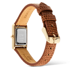 Bound Mini Light Brown Lizard Goldの裏面を捉えた画像です。ケースバックにはシリアルナンバーの刻印が施され、ストラップ裏側にはキャメルカラーの本革にホワイトステッチがあしらわれています。また、ゴールドのピンバックルにはブランドロゴが刻まれており、細部までこだわった仕上がりがご確認いただけます。