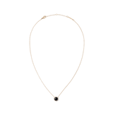 ダニエルウェリントン Audrey Necklace Black Agathe Rose Goldの全体像。ローズゴールドの細いチェーンに、ホワイトキュービックジルコニアのヘイローで縁取られた丸い黒メノウのペンダントがあしらわれています。