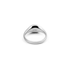 Classic Mini Signet Ringシルバーを背面から撮影した画像です。リングの内側にはDaniel Wellingtonのブランドロゴが刻印されており、アーム部分の丸みを帯びたフォルムとポリッシュ仕上げの質感がご確認いただけます。