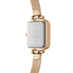 Quadro Mini Melrose Amberの裏蓋側を撮影した画像です。ステンレススチール製の裏蓋にはDaniel Wellingtonのロゴやシリアルナンバー、3ATM防水の表記が刻印されています。また、ローズゴールドのスクエアケースとメッシュストラップの接続部分や、クイックリリース機構もご確認いただけます。