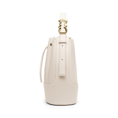 Lewis Bag Crèmeの側面画像。クリーム色のエコレザーが持つ滑らかな質感と、ハンドル上部にあしらわれたウェーブ型のゴールドバックルの繊細な造形が際立つアングルです。左側にはドローストリングが下がり、安定感のある丸みを帯びた底部のフォルムが確認できます。