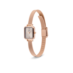 Quadro Mini Melrose Sunray Rose Gold Liningを斜めから捉えた画像です。ローズゴールドのメッシュストラップの細やかな編み目やクラスプのディテール、サンレイ文字盤の上品な輝きがご覧いただけます。