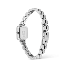 Quadro Mini Arch 3-link Arctic Sunray Silverを裏蓋側から撮影した画像です。ケースバックにはDaniel Wellingtonのロゴやシリアルナンバーが刻印されており、シルバーの3リンクブレスレットが輪を描くように配置されています。