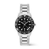 Daniel Wellington Iconic GMT Link Black Ceramic Bezel Silverの正面画像。24時間表示のブラックセラミックベゼルとブラック文字盤を採用し、ドットとバーのインデックス、日付表示窓を搭載したメンズGMT腕時計です。シルバーの三連リンクブレスレットが特徴的なデザインとなっています。