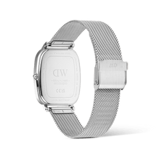 Daniel Wellington Marlon Sterling Linenの裏蓋側の画像です。クッション型ケースの背面にはブランドロゴやシリアルナンバーが刻印されており、シルバーメッシュストラップのクラスプにはDWのロゴが入っています。