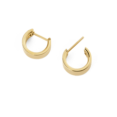 ダニエルウェリントンのラインピアス ポリッシュドゴールド 5.5mmのペア画像です。ラッチバック式の留め具が見える角度から撮影されており、ポリッシュ仕上げのゴールドの輝きとミニマルな曲線のシルエットが際立ちます。