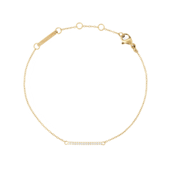 ダニエルウェリントン Mirelle Eternity Bracelet Goldの単体写真です。細いゴールドチェーンの中央に、ホワイトキュービックジルコニアを一列にあしらったエタニティバーを配し、ロブスタークラスプとアジャスターリングも確認できます。