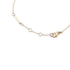Crystal Zodiac Chain Bracelet Goldのクラスプ周辺を拡大した画像です。Daniel Wellingtonの刻印が施されたゴールドのブランドプレート、アジャスター用リング、ロブスタークラスプが細身のチェーンに沿って配置され、丁寧な仕上げのディテールが確認できます。