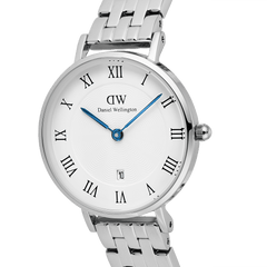 Petite Roman Numerals Date 5-Link Silverのダイヤルとケースを拡大したクローズアップ画像です。ホワイト文字盤に広がるギョーシェ模様の繊細な質感や、IPブルーの時分針の輝き、ローマ数字インデックスの端正な配置が確認できます。また、リューズや5リンクブレスレットの接続部分に施されたポリッシュ仕上げも鮮明に捉えられています。