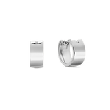 Daniel Wellington Line Earringsのポリッシュシルバー仕上げフープピアスを正面と斜めから撮影した画像です。幅5.5mmのフラットな面が光を美しく反射し、ラッチバック式の留め具が確認できます。