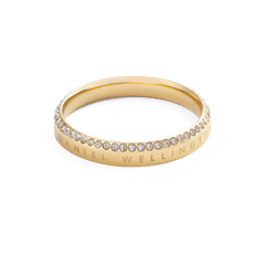 ダニエルウェリントン Classic Aura Ring Goldをやや低めのアングルから撮影した画像です。リング側面のブランドロゴ刻印と、上縁を一周するホワイトキュービックジルコニアの輝きが確認できます。