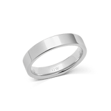 Daniel Wellington Line Ring Polished Silver 4.5mmの単体プロダクトカットです。フラットなバンドのポリッシュ仕上げが光を反射し、内側に刻印されたロゴが見える角度で撮影しています。