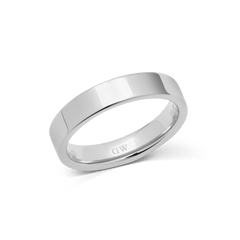Daniel Wellington Line Ring Polished Silver 4.5mmの単体プロダクトカットです。フラットなバンドのポリッシュ仕上げが光を反射し、内側に刻印されたロゴが見える角度で撮影しています。