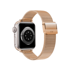 Apple Watchの背面センサー部分が見える角度から撮影したDaniel Wellington Smartwatch Strap Mesh Rose Goldの画像です。ヘアライン仕上げのバックルにはブランドロゴが刻印され、細やかなローズゴールドメッシュがケースから自然になめらかに続いています。