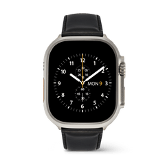 Daniel Wellington Smartwatch Leather Strap Sheffield Silverを装着したApple Watch Ultraの正面画像です。チタンケースにクロノグラフ風のブラック文字盤を搭載し、ステッチ入りのブラックレザーストラップが上品でフォーマルな印象を演出しています。